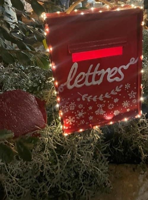 Une Boîte aux Lettres pour le Père Noël Place du Mad !
